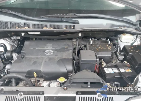 2013 Toyota Sienna Xle V6 8 Passenger z USA, uszkodzony, nr VIN 5TDYK3DC8DS318373